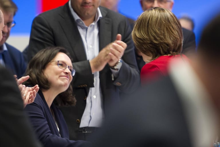 Nach dem Rücktritt von Martin Schulz nach der Bundestagwahl 2017 schlägt das Parteipräsidium Nahles als neue SPD-Chefin vor. Sie muss auf einem Bundesparteitag gegen die völlig unbekannte Flensburger Oberbürgermeisterin Simone Lange antreten. Die bekommt 27,6 Prozent der Stimmen – Nahles 66,35 Prozent – der historisch zweitschlechteste Wert bei einer Vorsitzenden-Wahl der SPD. Nahles ist die erste Frau auf dem Chefposten der SPD.