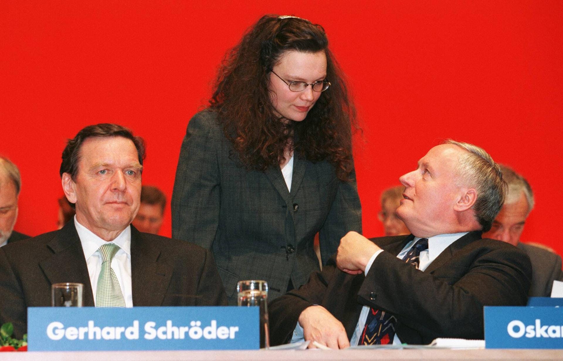 Von 1993 bis 1995 ist Nahles Landesvorsitzende der Jungsozialisten (Jusos). 1999 wird sie Juso-Chefin. Von 1993 bis 1995 ist Nahles Landesvorsitzende der Jungsozialisten (Jusos). 1999 wird sie Juso-Chefin.