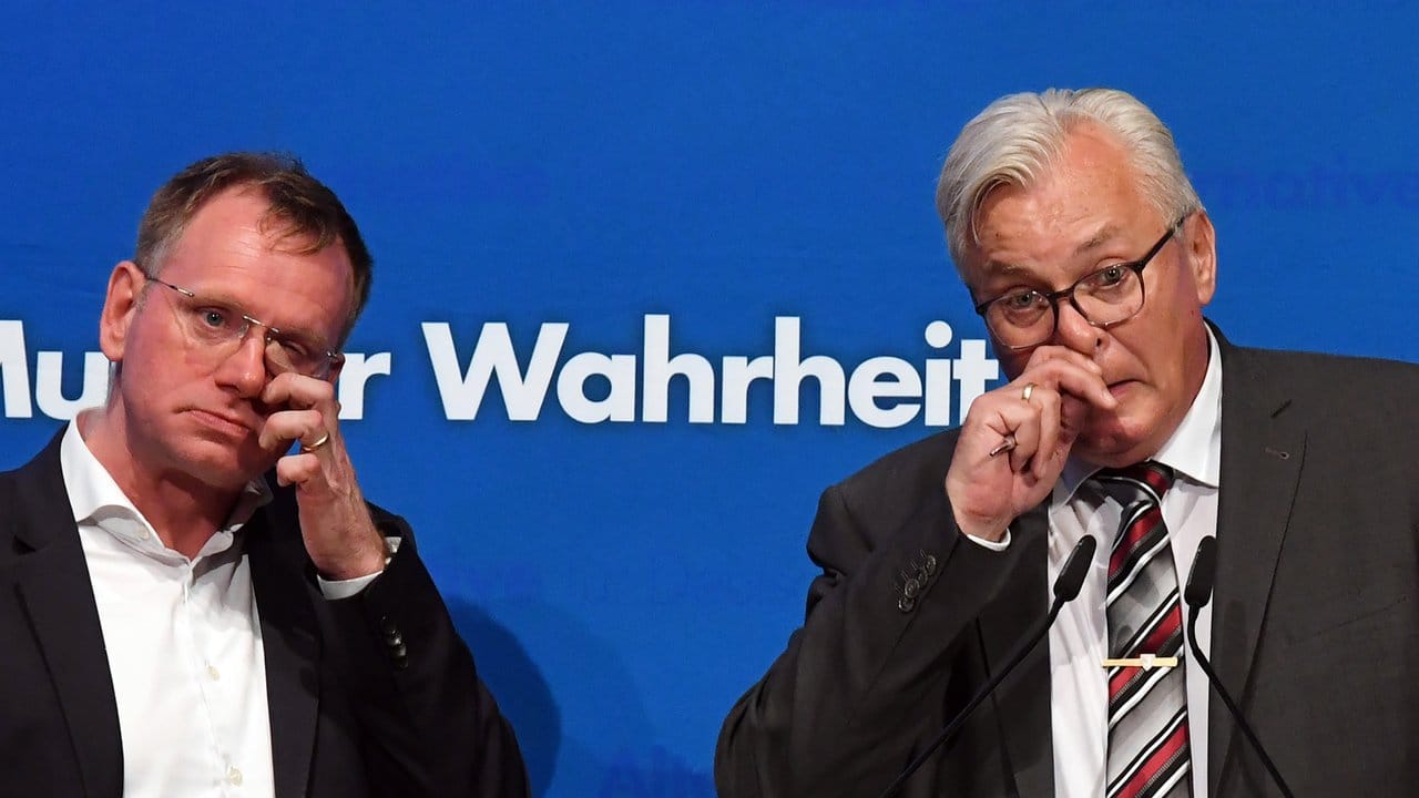 Die beiden Landesvorsitzenden Dirk Spaniel (l) und Bernd Gögel stehen beim Landesparteitag nebeneinander. Die beiden Landesvorsitzenden Dirk Spaniel (l) und Bernd Gögel stehen beim Landesparteitag nebeneinander.