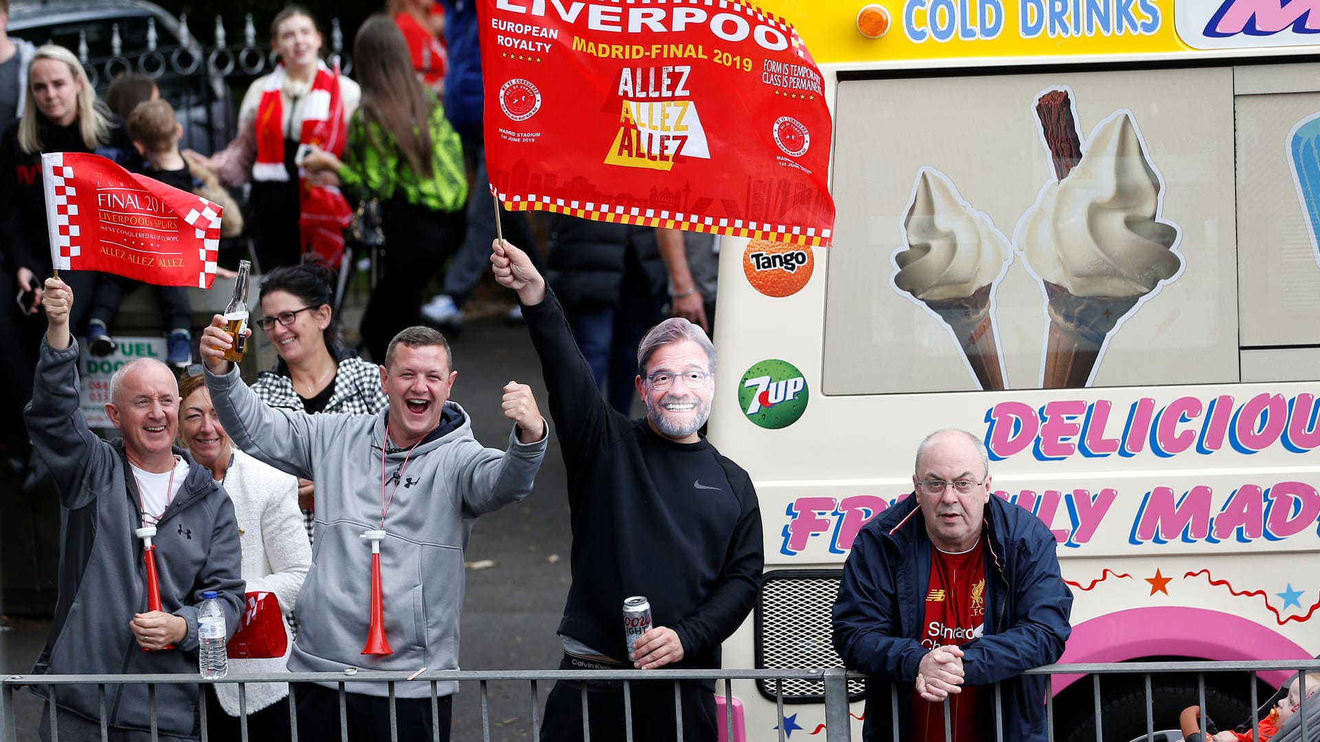 Ein "Must Have" in Liverpool: Eine Klopp-Maske.