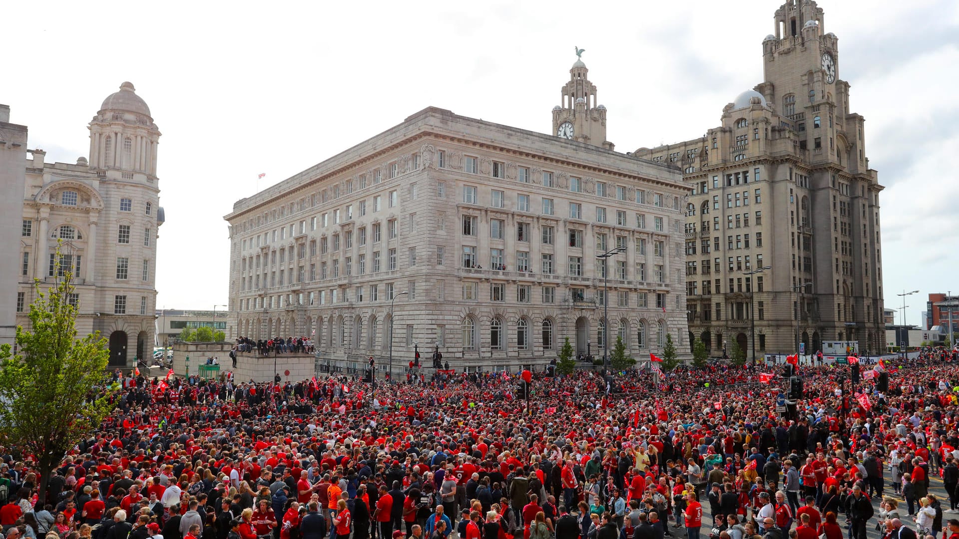 Die Fans der "Reds" warten gespannt auf den Teambus.