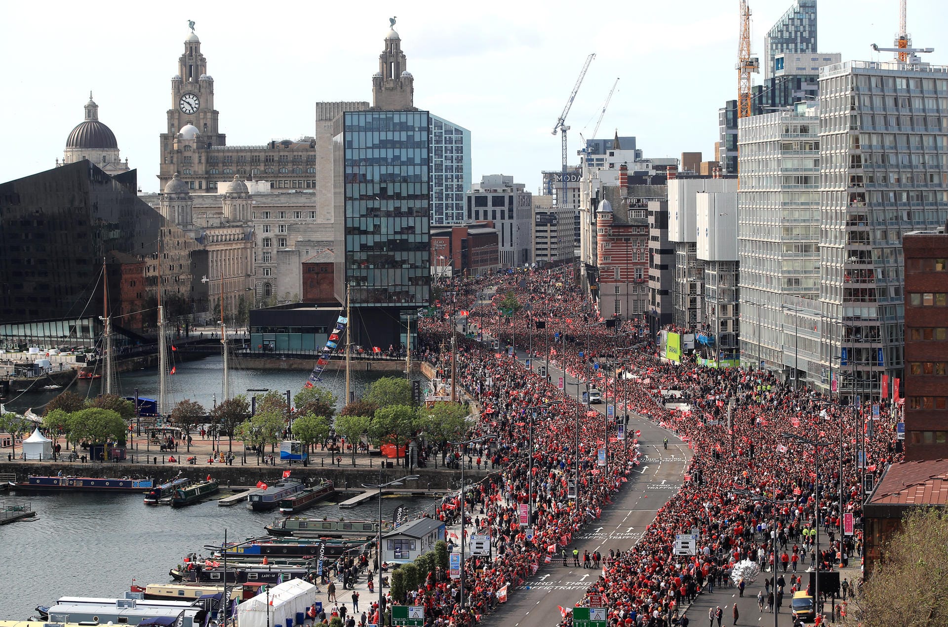 Die Stadt ist gut gefüllt. Halb Liverpool ist auf den Beinen, um seine Helden zu feiern.