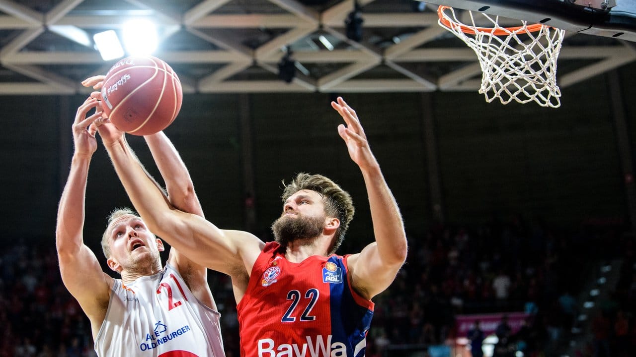 Bayerns Danilo Barthel (r) holt gegen Seth Hinrichs von Vechta einen Rebound. Bayerns Danilo Barthel (r) holt gegen Seth Hinrichs von Vechta einen Rebound.