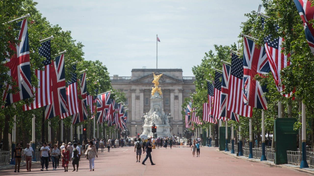 Die Straße vor dem Buckingham Palace ist für den Besuch von Trump mit Union-Jack und US-Fahnen geschmückt.