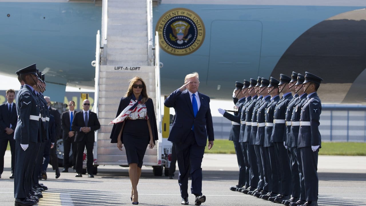 Donald Trump und seine Frau werden mit militärischen Ehren am Flughafen Stansted empfangen.