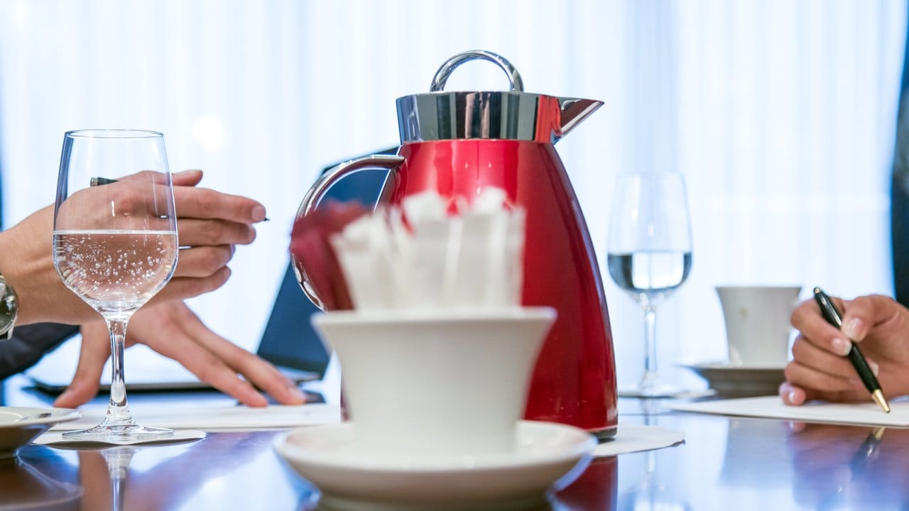Wasser und Kaffee: Beim Vorstellungsgespräch bedienen sich Bewerber am besten bei den Getränken, die ihnen angeboten werden. Wasser und Kaffee: Beim Vorstellungsgespräch bedienen sich Bewerber am besten bei den Getränken, die ihnen angeboten werden.