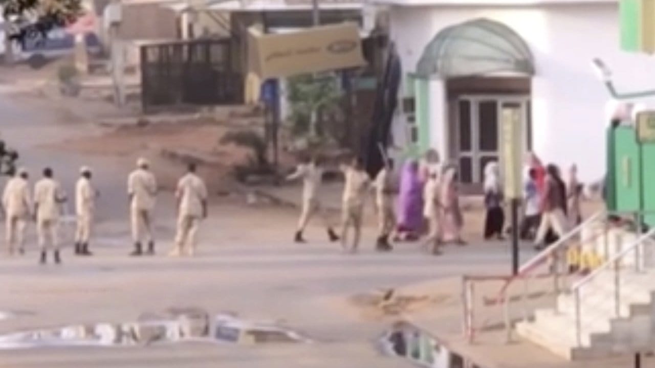 Sudanesische Streitkräfte vertreiben Zivilisten von einer Straße in Khartum.