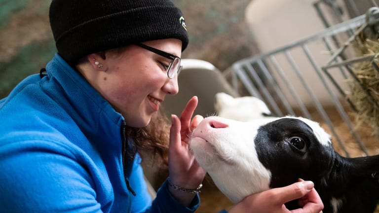 Die Arbeit mit Tieren hat ihr schon von klein auf Spaß gemacht: Nina Langreder ist auf einem landwirtschaftlichen Betrieb aufgewachsen, jetzt wird sie selbst Landwirtin.