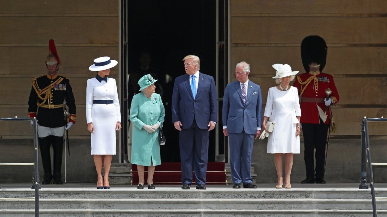 Donald Trump mit Frau Melania, Prinz Charles und Camilla und natürlich Queen Elizabeth II.