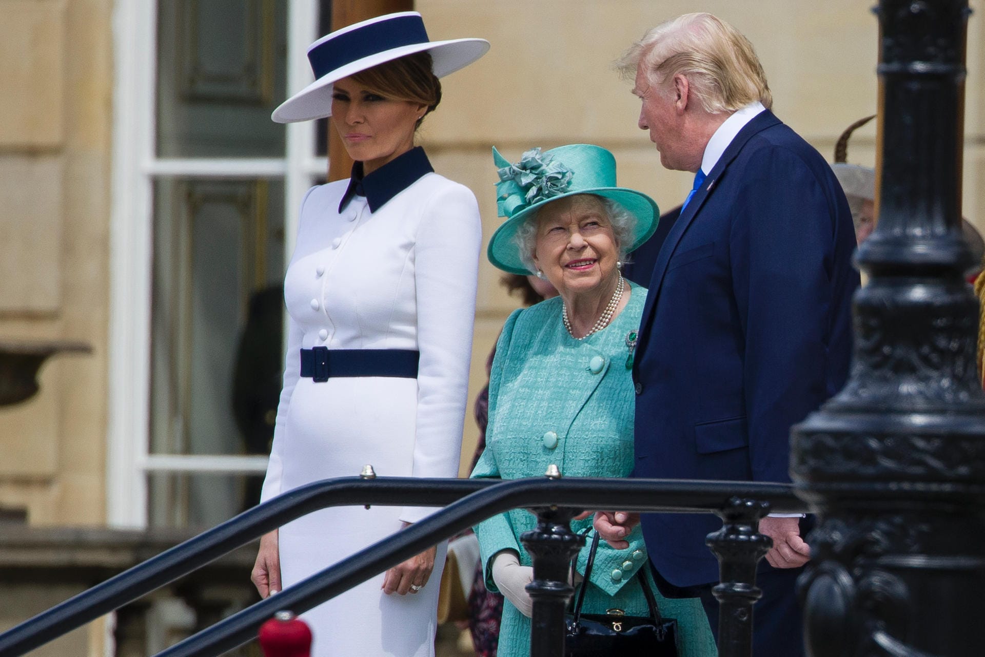Für den Besuch aus den USA hat sich die Queen ein türkisfarbenes Kostüm ausgesucht.