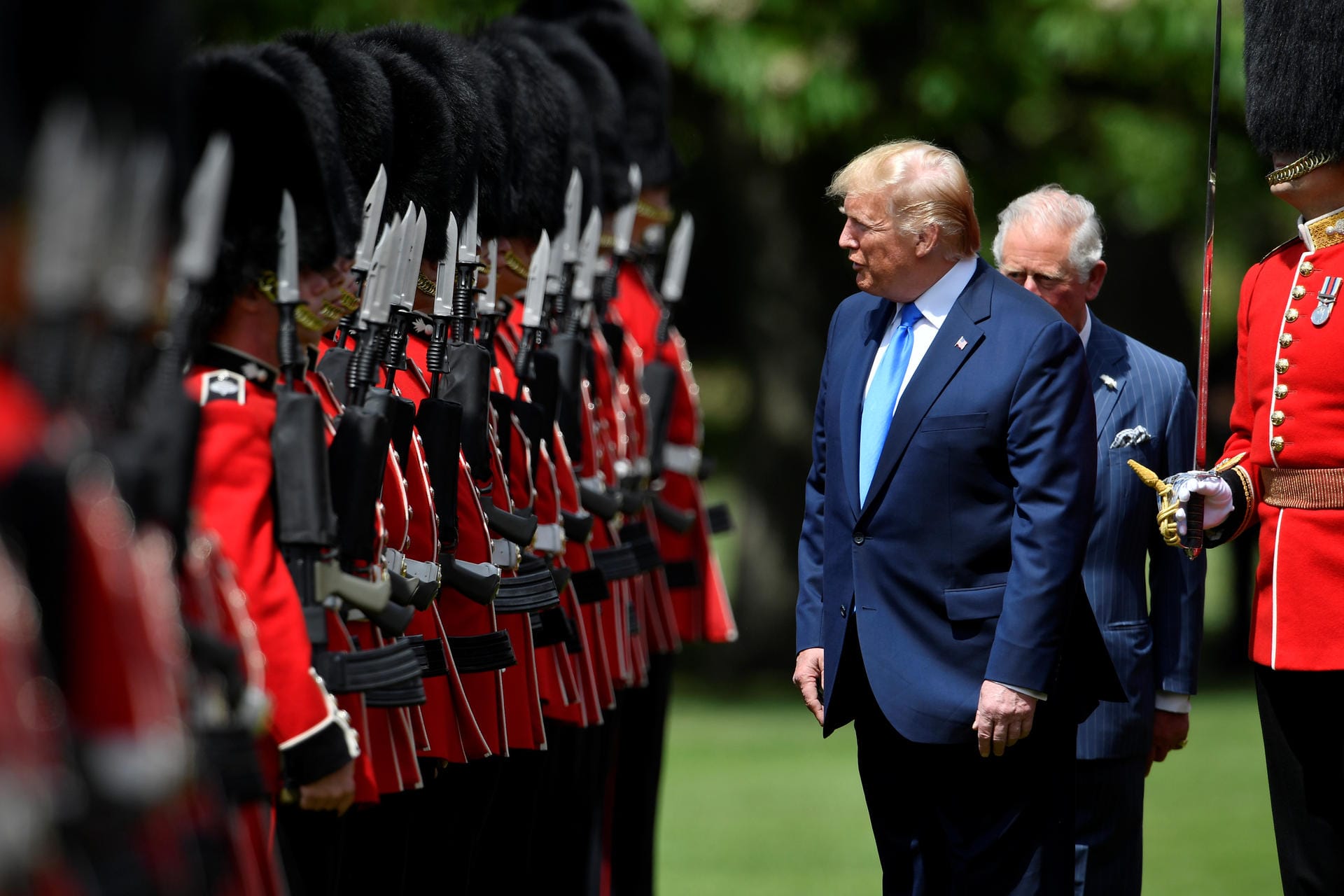 Mit Prinz Charles inspizierte Trump die Ehrengarde vor dem Buckingham-Palast.