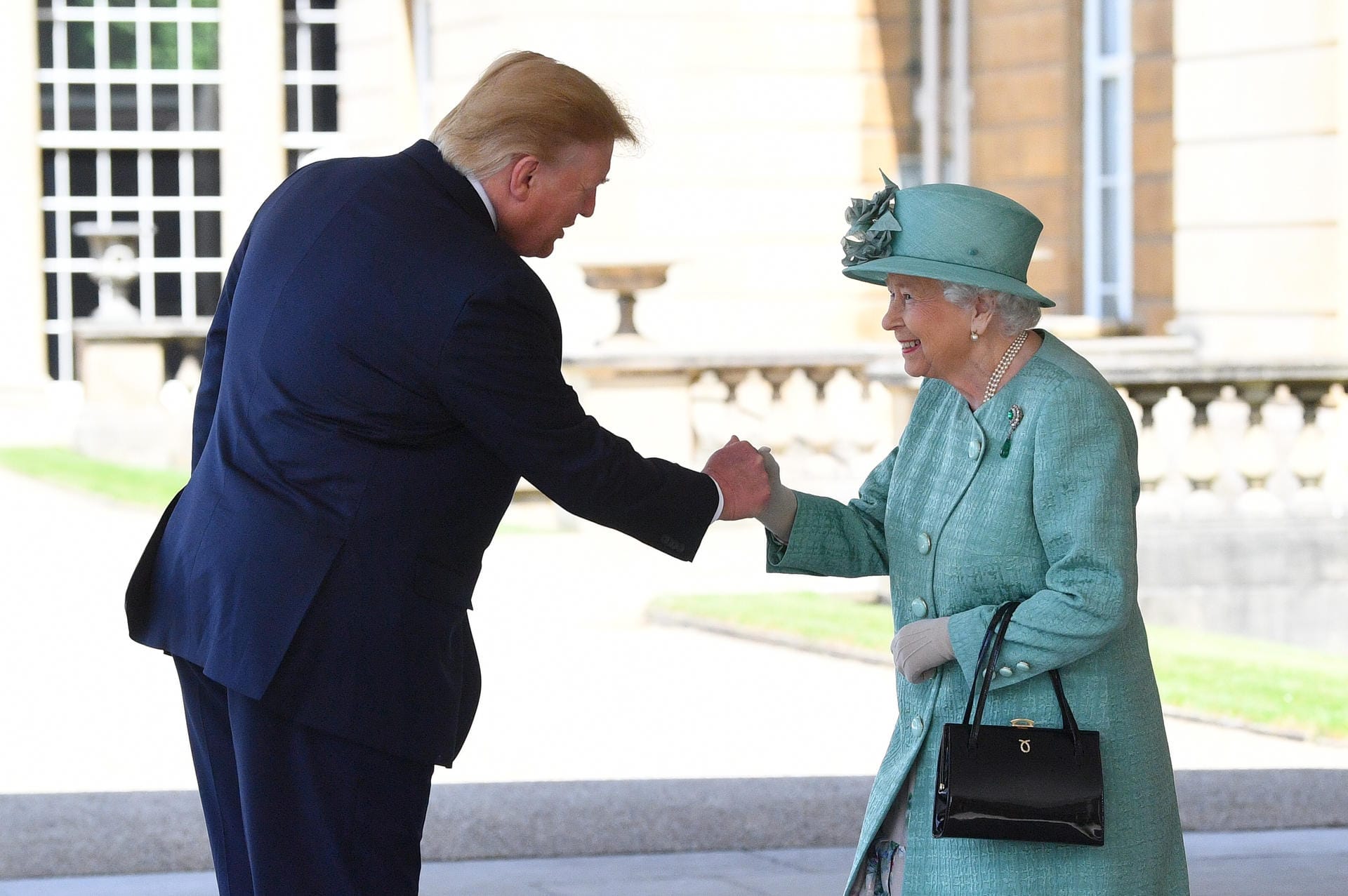 Königin Elizabeth II. begrüßt Donald Trump bei seiner Ankunft im Buckingham Palast. Der US-Präsident Trump und seine Frau treffen zu einem dreitägigen Staatsbesuch in Großbritannien ein.