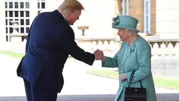 Königin Elizabeth II. begrüßt Donald Trump bei seiner Ankunft im Buckingham Palast. Der US-Präsident Trump und seine Frau treffen zu einem dreitägigen Staatsbesuch in Großbritannien ein.