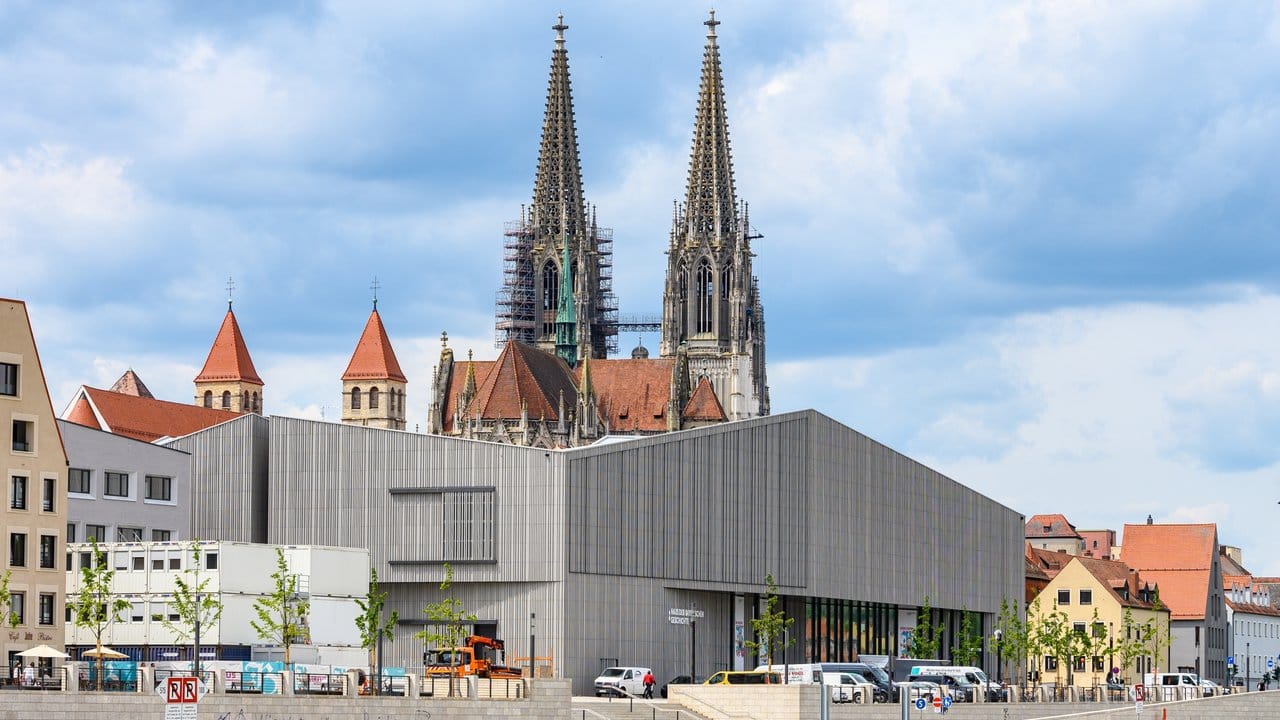 Mittelalter und Moderne, Kontrast und Harmonie: das neue Museum und der Dom in Regensburg.