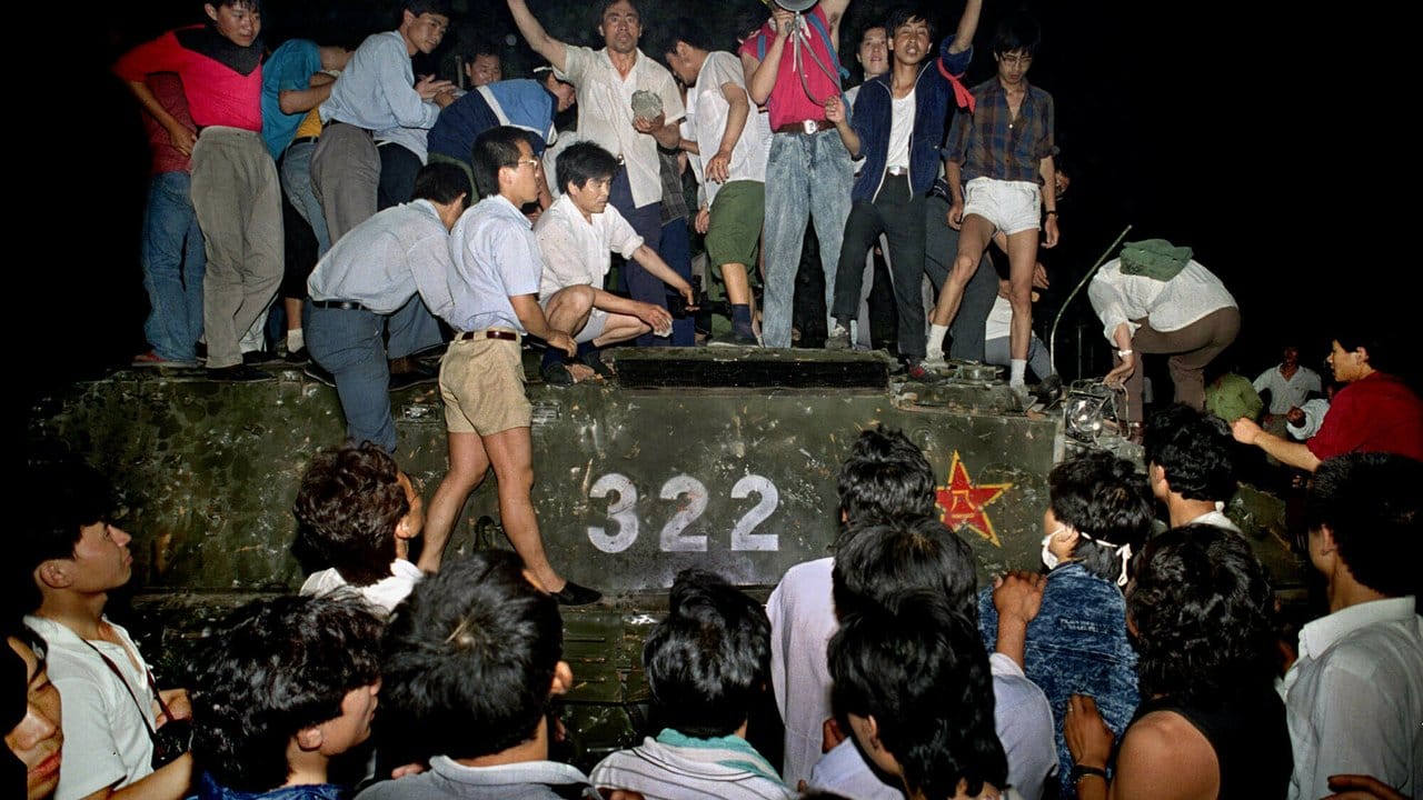 Der Tag des Massakers: Demonstranten auf einem gepanzerten Militärfahrzeug am Tiananmen, dem Platz des Himmlischen Friedens.