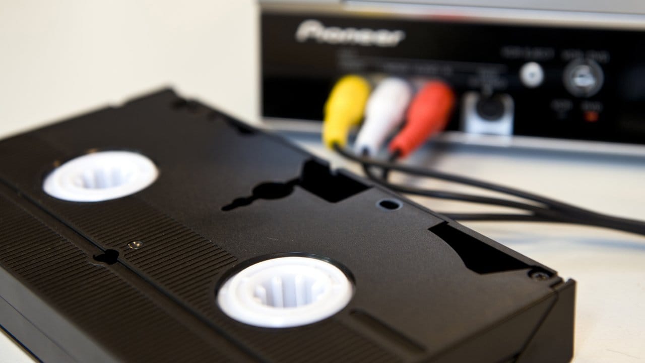 Mit einem Videorekorder und einigen Hilfsmitteln lassen sich die Filme von alten VHS-Kassetten auf den Computer ziehen.