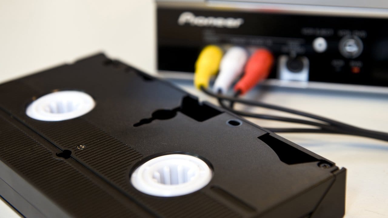 Mit einem Videorekorder und einigen Hilfsmitteln lassen sich die Filme von alten VHS-Kassetten auf den Computer ziehen. Mit einem Videorekorder und einigen Hilfsmitteln lassen sich die Filme von alten VHS-Kassetten auf den Computer ziehen.