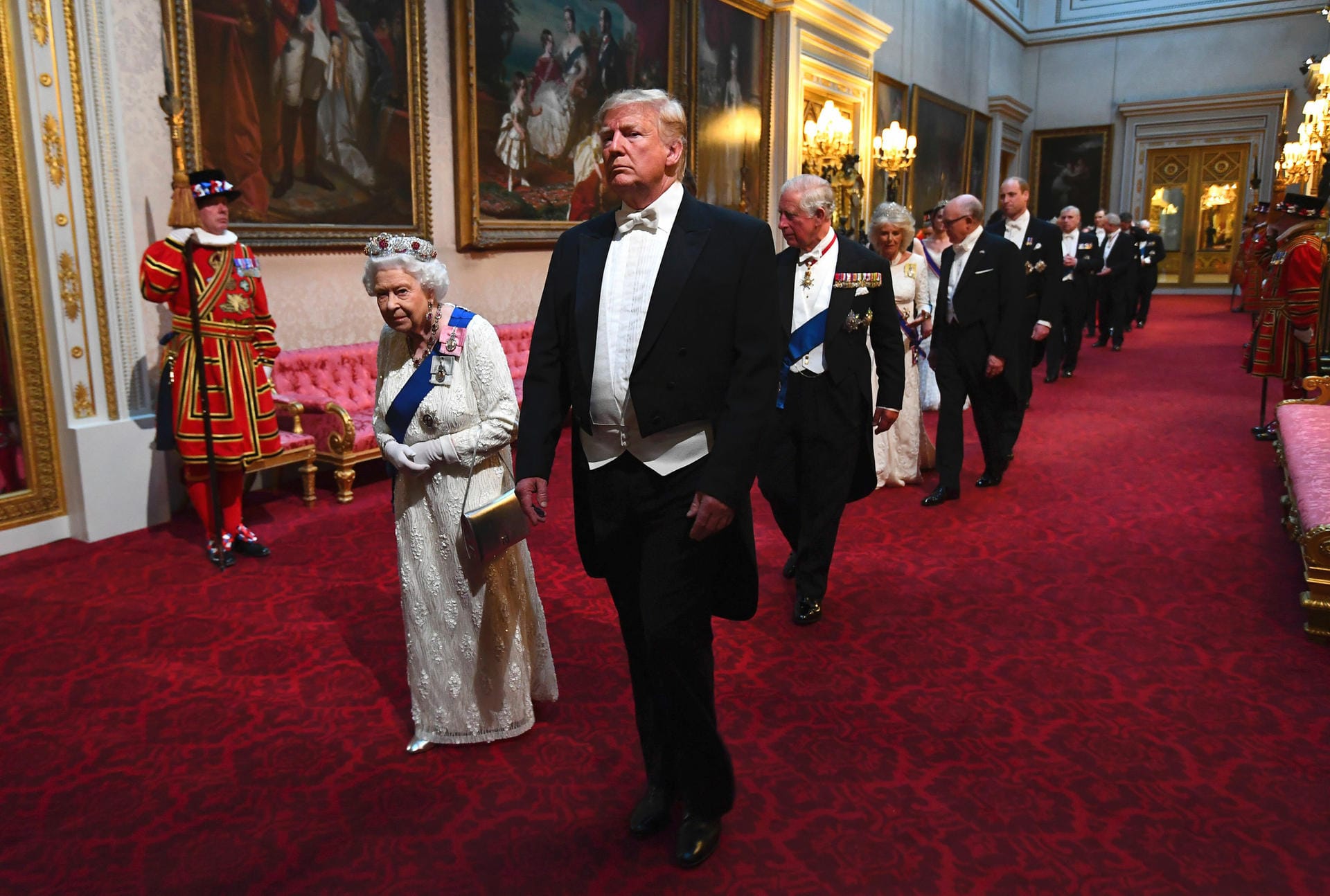 Die Queen und Trump laufen gemeinsam zum Bankett.