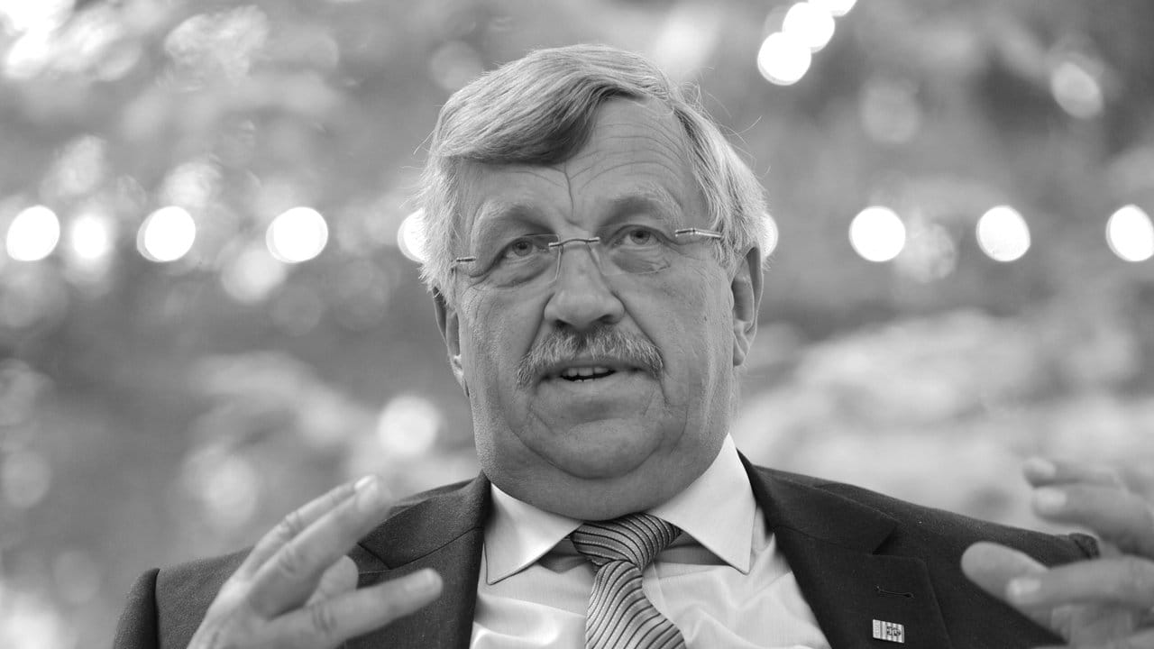 Walter Lübcke war mit einer tödlichen Schusswunde auf der Terasse seines Hauses gefunden worden. Walter Lübcke war mit einer tödlichen Schusswunde auf der Terasse seines Hauses gefunden worden.