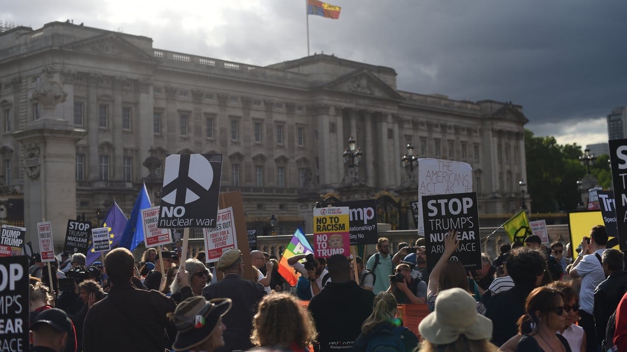 Gegner von US-Präsident Trump protestieren mit Schildern vor dem Buckingham Palast.