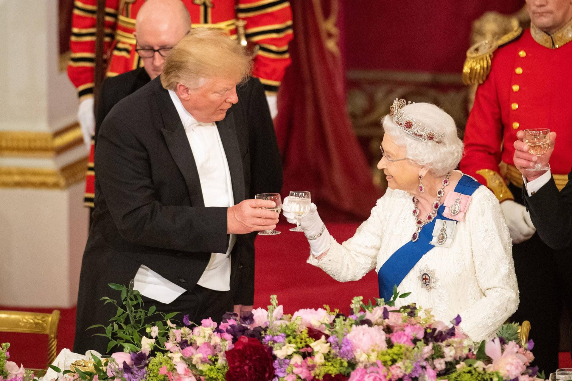 Trump stößt mit der Queen an.