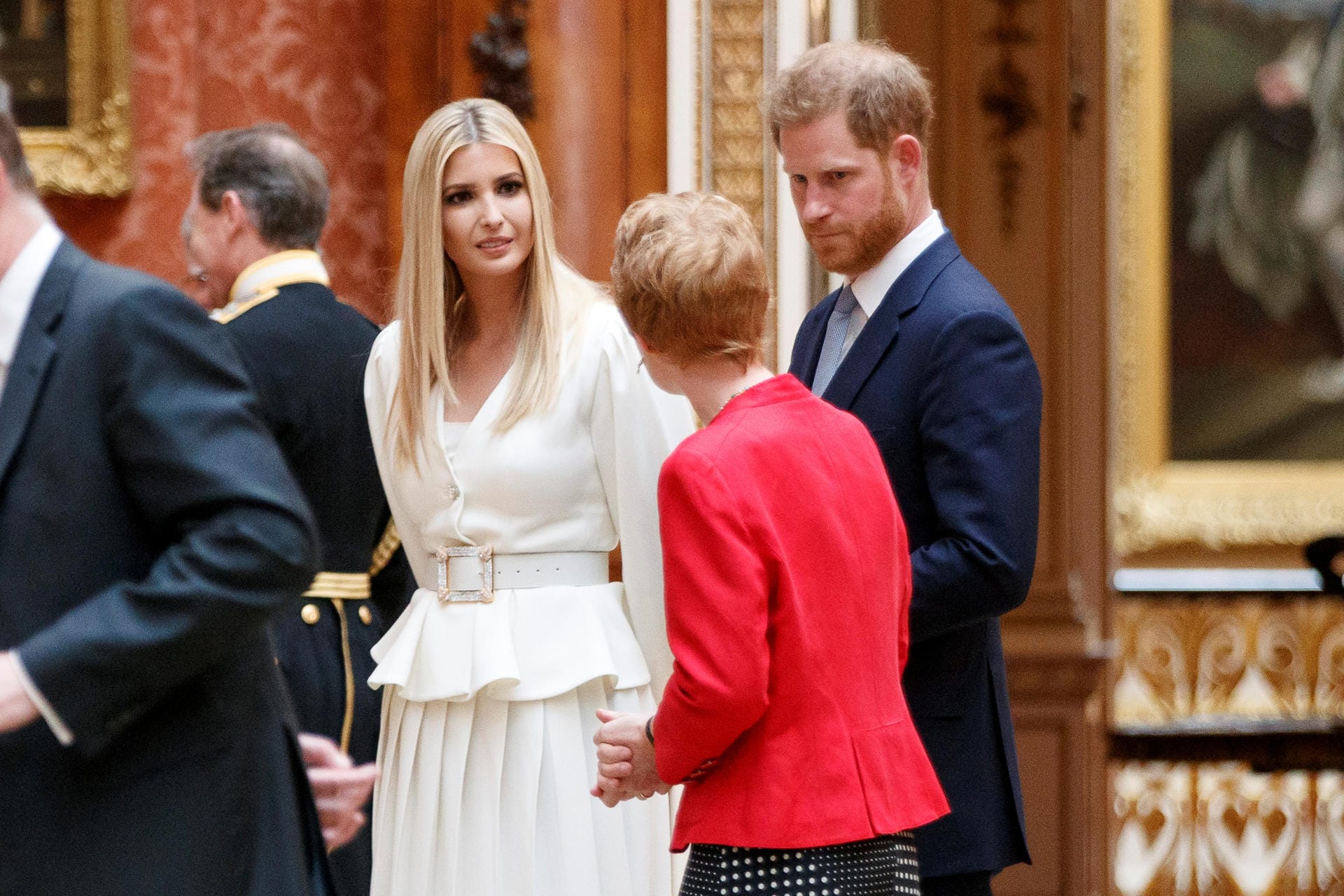 Trumps Tochter Ivanka bei der Führung neben Prinz Harry.