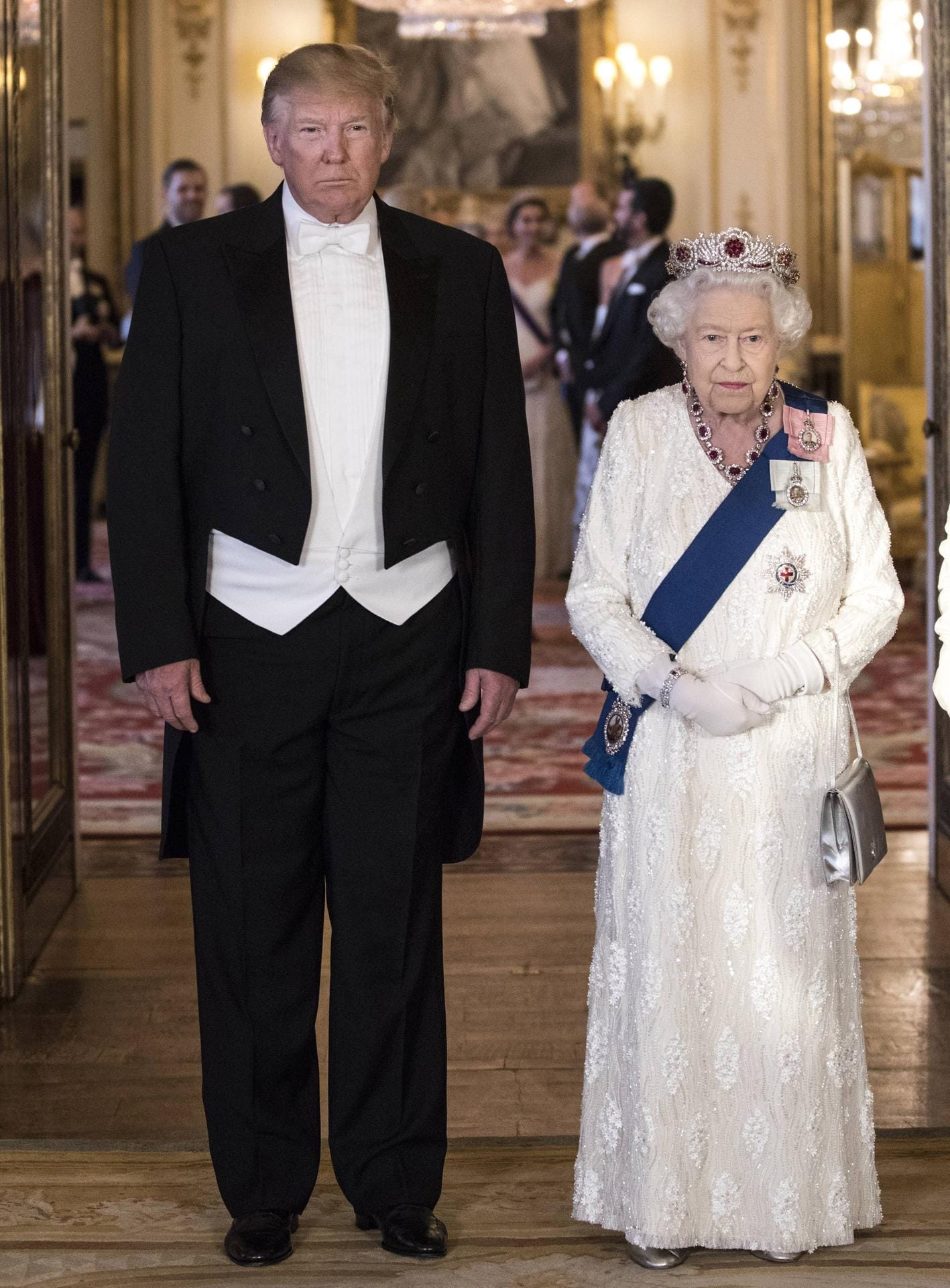 Am Abend folgte dann ein feierliches Staatsbankett im Buckingham Palast. Trump erschien dabei im Frack mit Fliege.