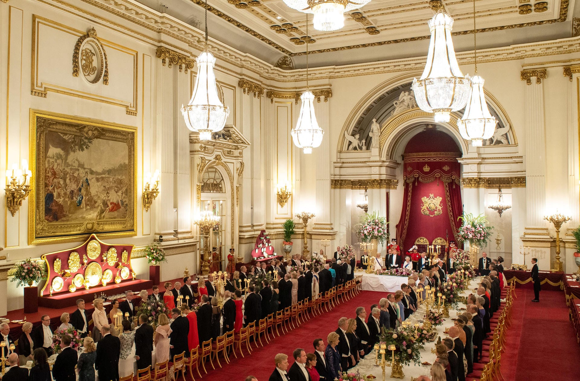Das Bankett im Palast: Am Tisch saßen auch16 Mitglieder der britischen Königsfamilie. Gereicht wurden gedämpfter Heilbutt, Lammrücken sowie Erdbeersablé mit Zitronencreme.