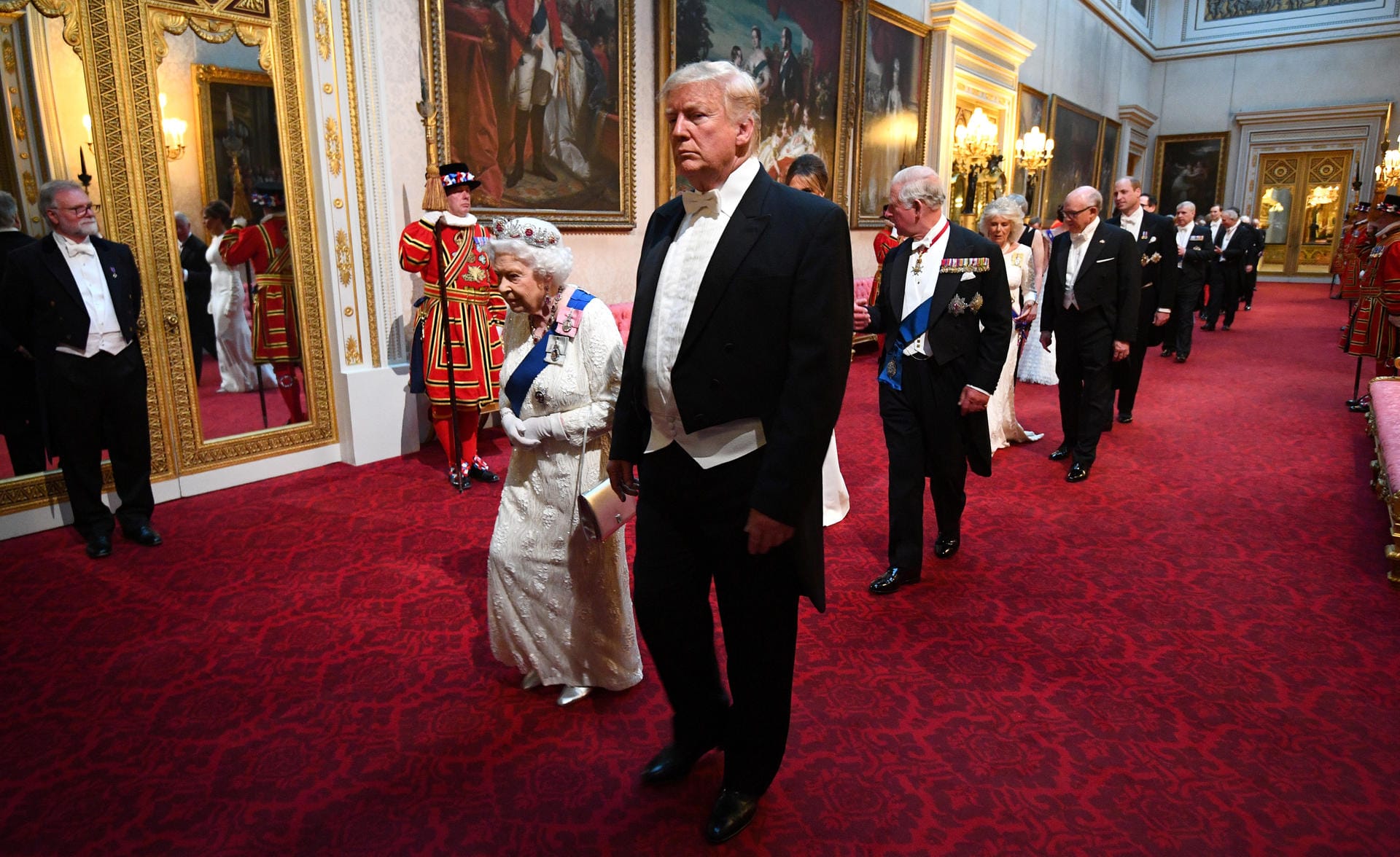 Trump und die Queen auf dem Weg zum Staatsbankett.
