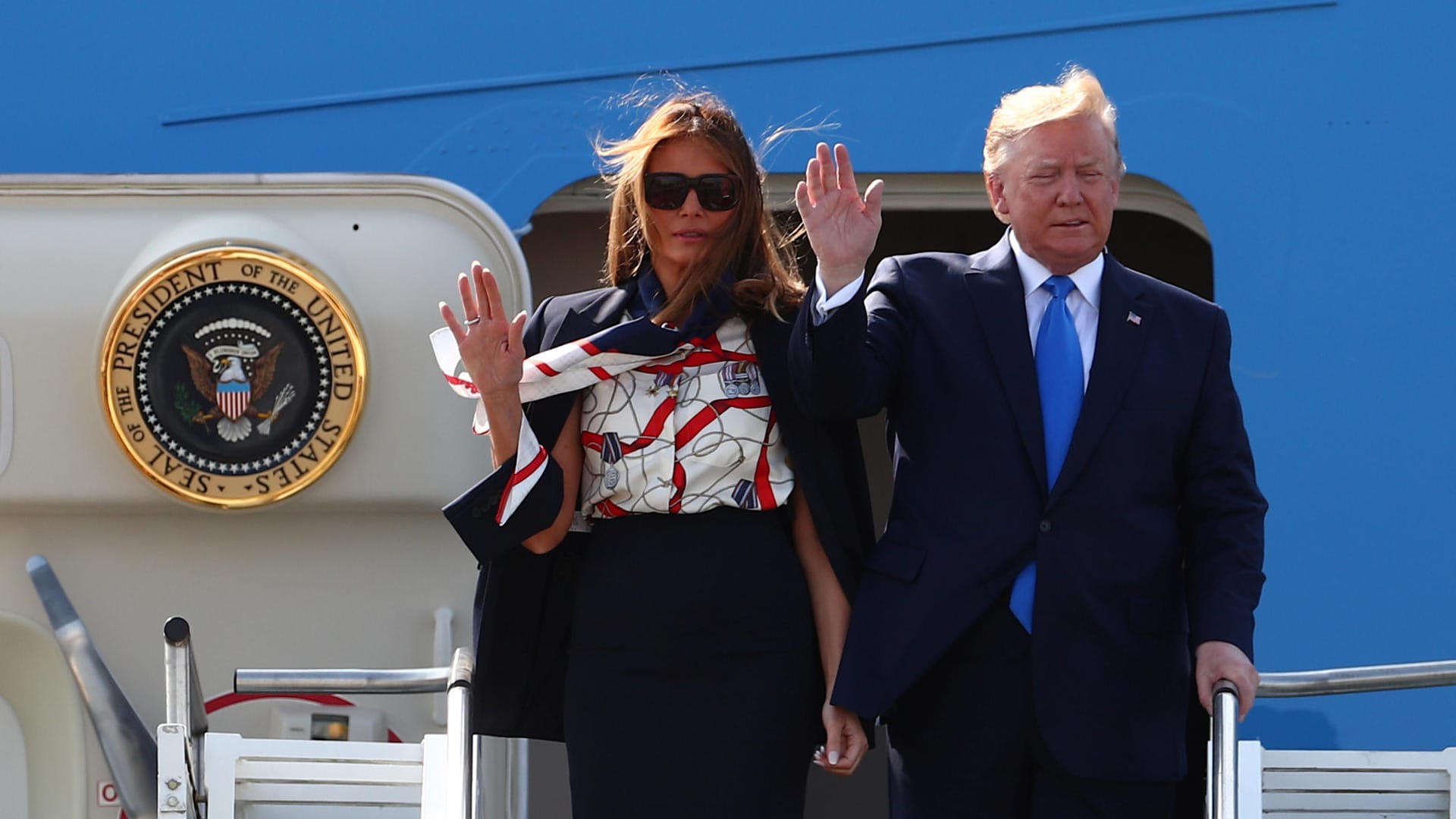 Donald und Melania Trump bei ihrer Ankunft auf dem Stansted Flugplatz: Die Reise begann durchaus stürmisch, denn noch aus dem Regierungsflieger heraus beleidigte Trum Londons Bürgermeister Sadiq Khan auf Twitter als "Totalversager" ('stone cold loser').