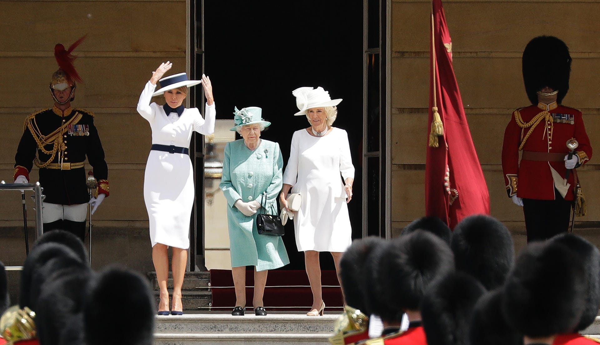 Melania Trump hatte bei der Militärparade, die sie mit der Queen und Camilla verfolgte, leichte Probleme, ihren Hut auf dem Kopf zu behalten.