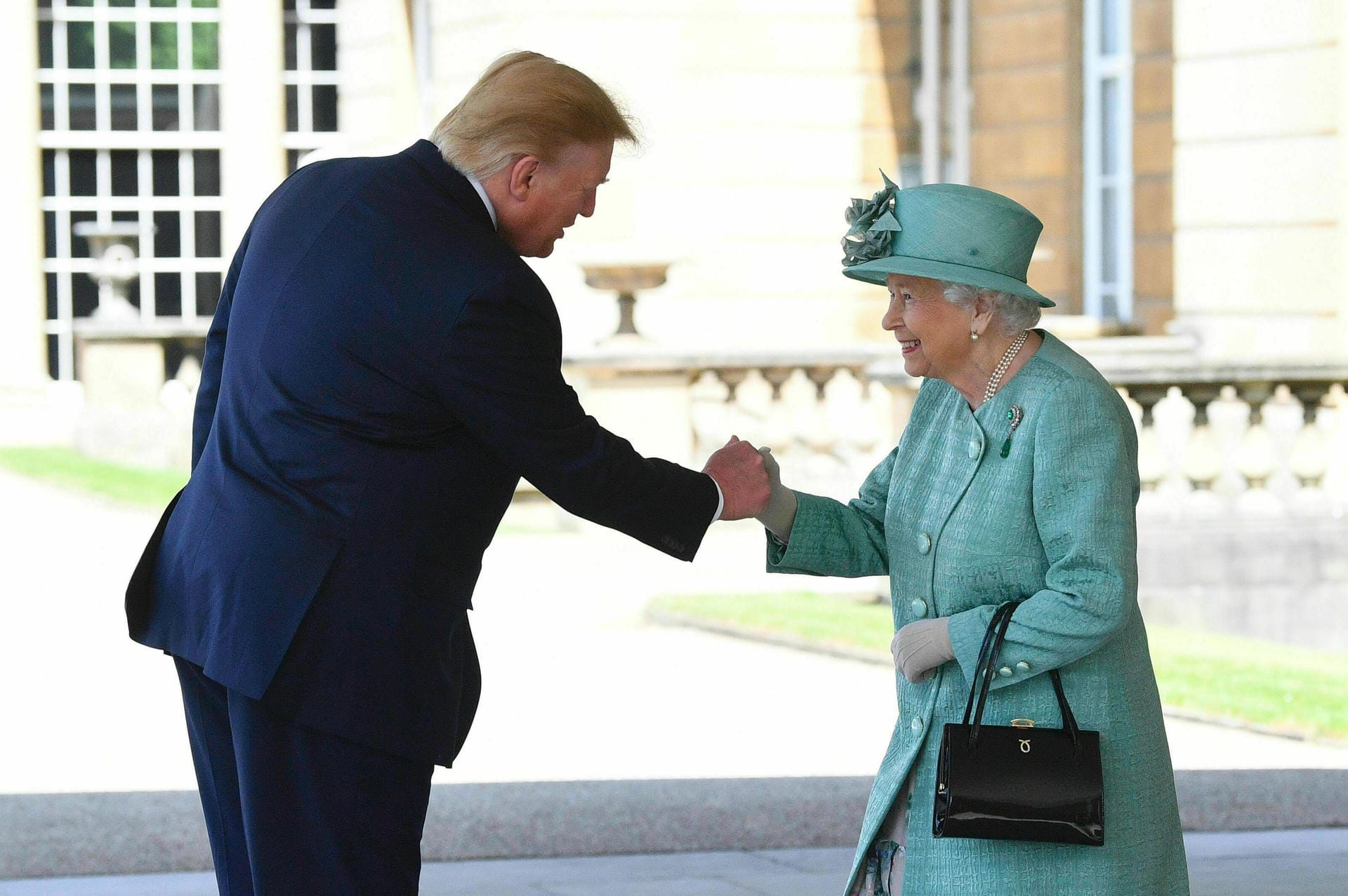 Kurz danach wird Trump auch von Königin Elisabeth II. begrüßt.