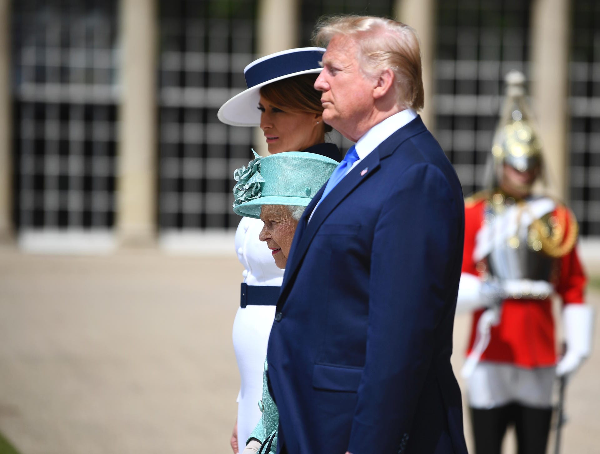 Donald und Melania Trump im Garten des Buckingham Palasts mit Königin Elisabeth II. in ihrer Mitte.