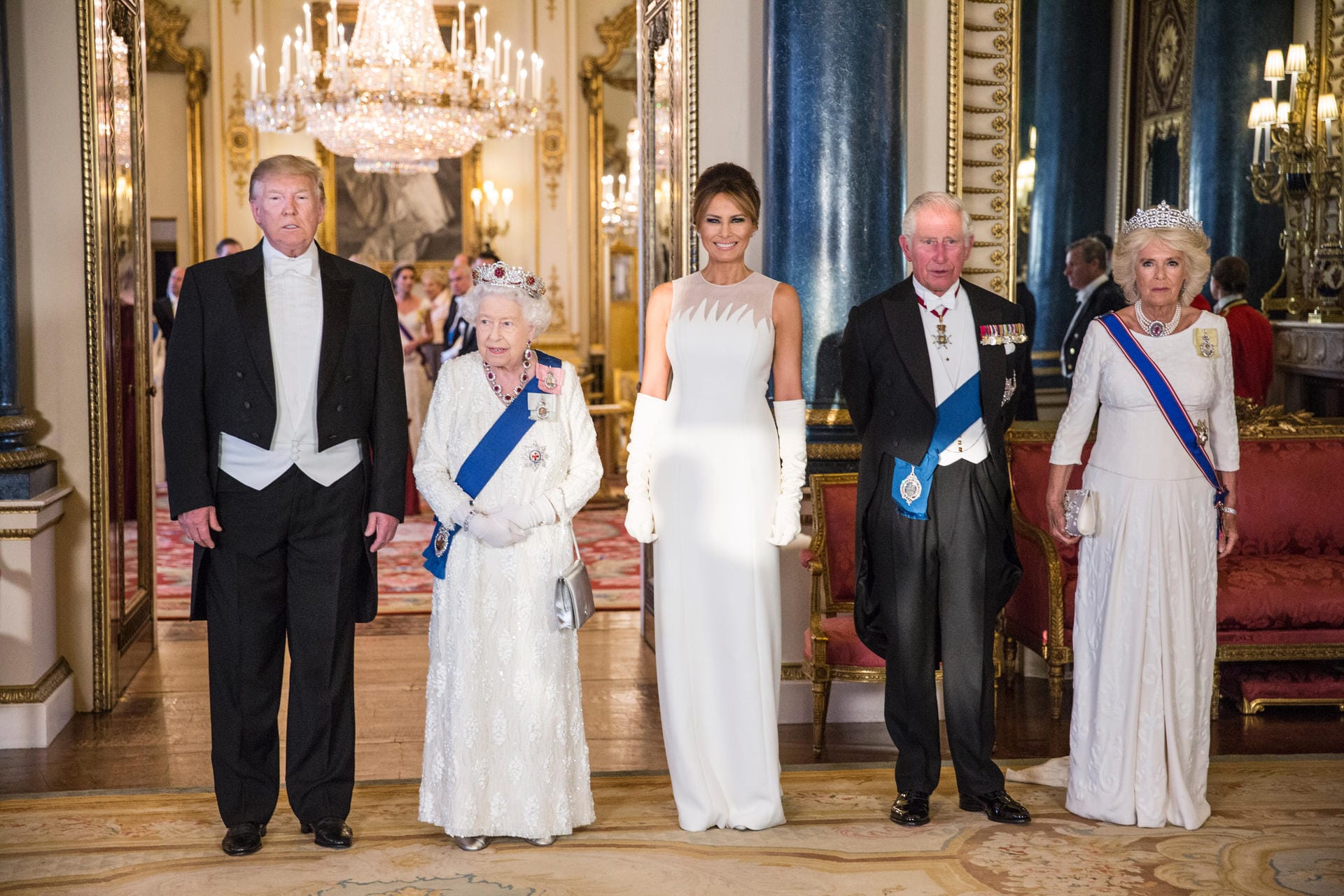 Gruppenbild mit Queen: Donald Trump, Königin Elisabeth II., Melania, der britische Thronfolger Charles und seine Frau Camilla.