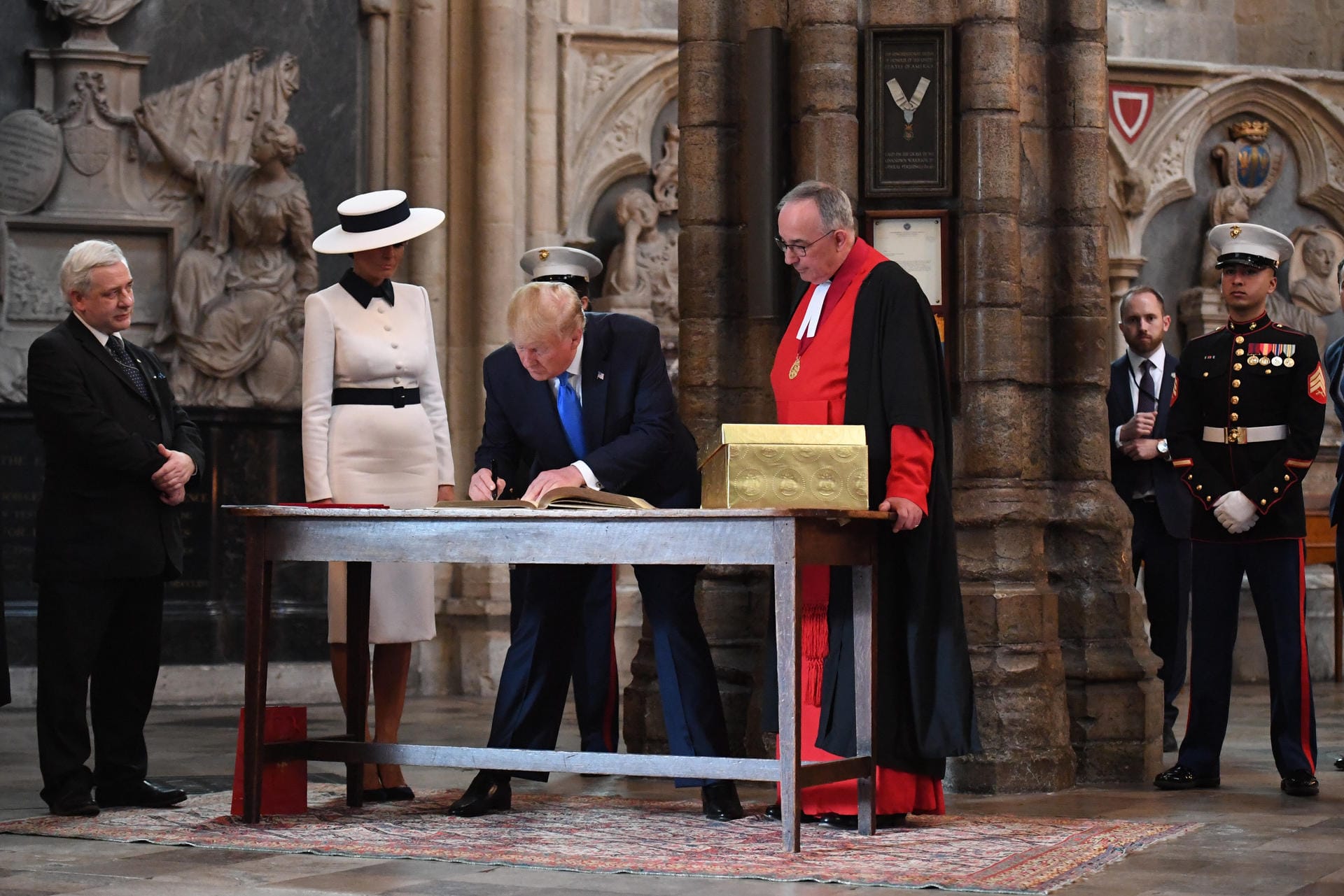 Donald Trump trägt sich in der Westminster Abbey in das Gästebuch ein.