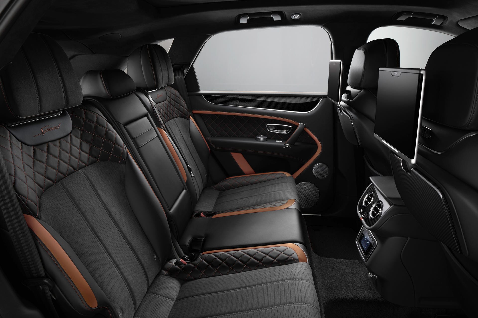 Komfortabler Innenraum: Erstmals lässt sich das Bentley-SUV mit Alcantara ausrüsten. Natürlich stehen aber auch andere Bezüge und edles Leder zur Wahl.