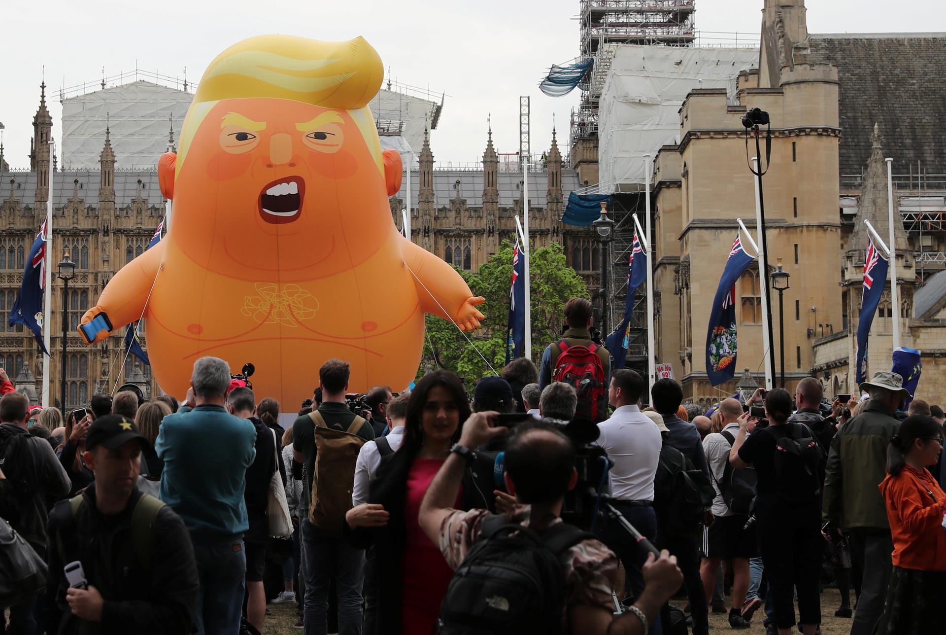 Zahlreiche Menschen protestierten in London gegen Donald Trump. Auch das unschmeichelhafte Trump-Baby war wieder mit dabei. Das mürrische Baby in Windeln sorgte schon bei Trumps Visite 2018 für Aufsehen.