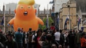 Zahlreiche Menschen protestierten in London gegen Donald Trump. Auch das unschmeichelhafte Trump-Baby war wieder mit dabei. Das mürrische Baby in Windeln sorgte schon bei Trumps Visite 2018 für Aufsehen.