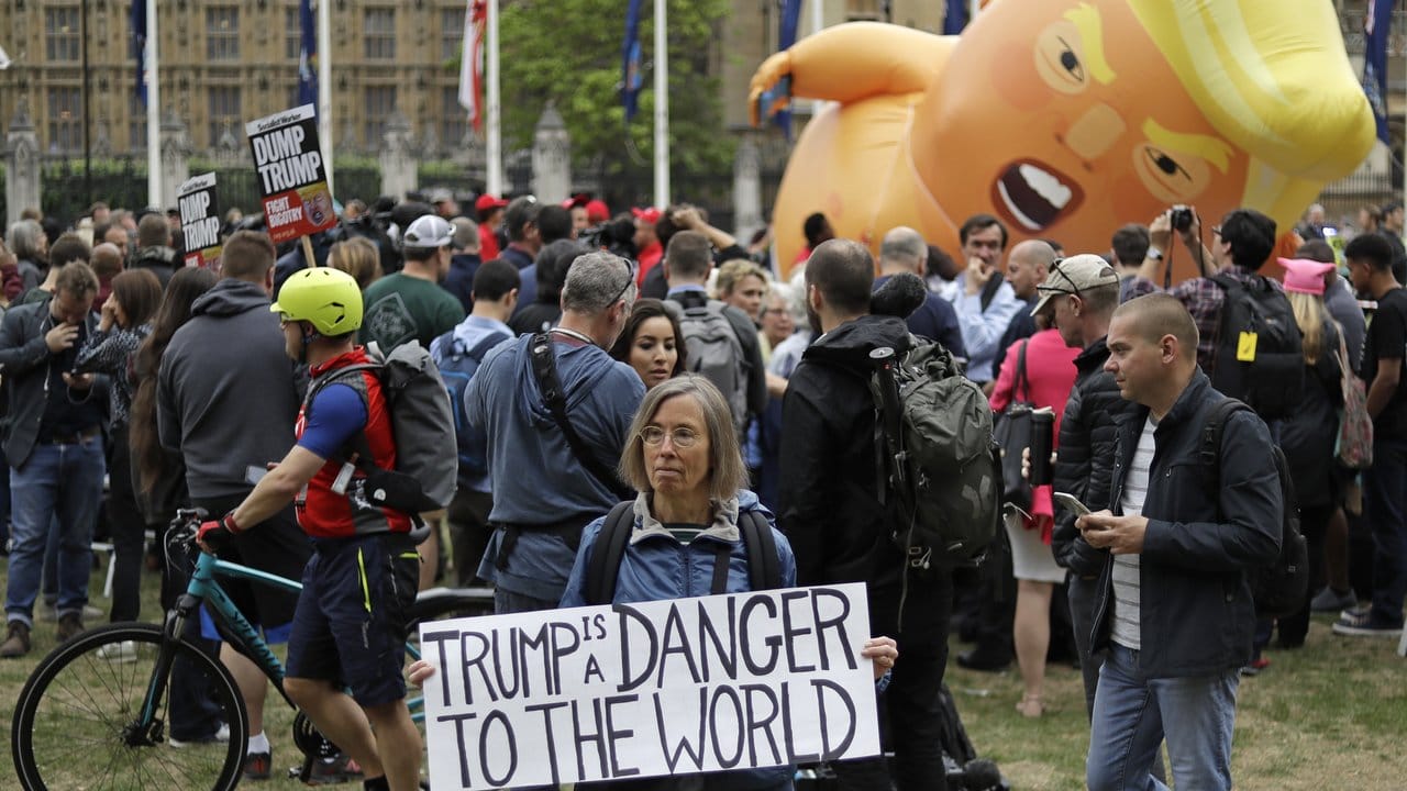 "Trump ist eine Gefahr für die Welt" meint diese Demonstrantion in Londons Zentrum.