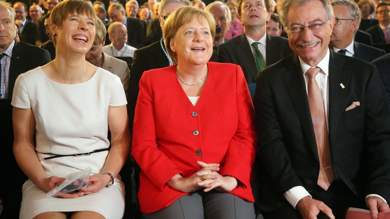 Estlands Präsidentin Kersti Kaljulaid neben Bundeskanzlerin Angela Merkel CDU) und BDI-Präsident Dieter Kempf.