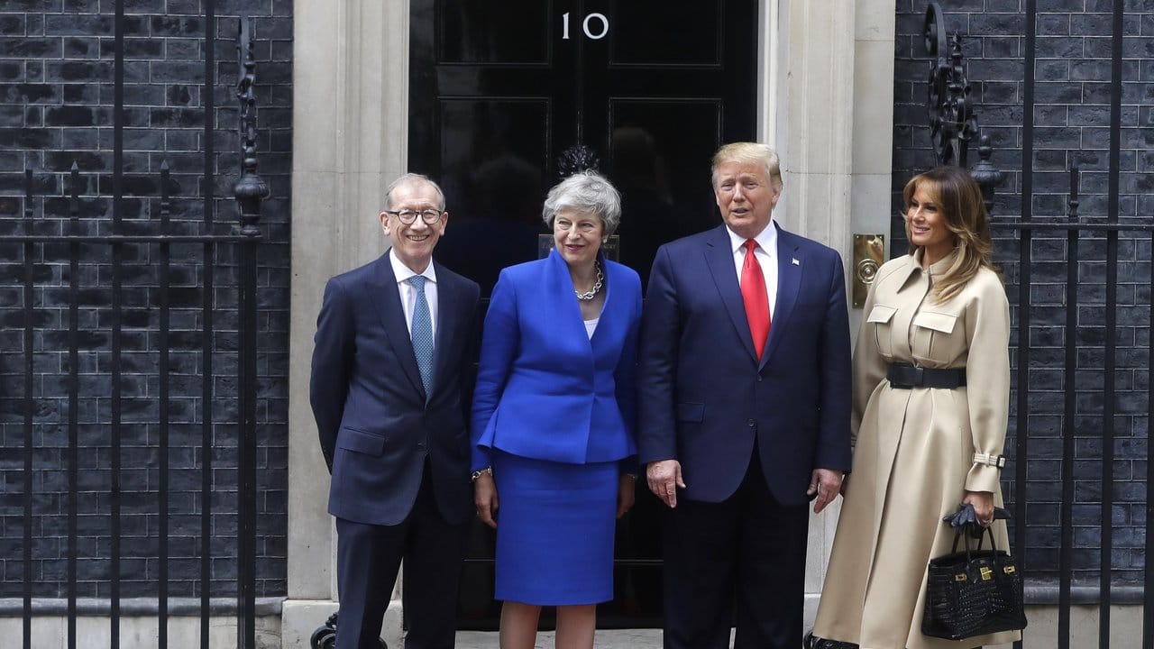 Gruppenbild vor der 10 Downing Street: Philip May und die britische Premierministerin Theresa May empfangen Donald Trump und seine Frau Melania.