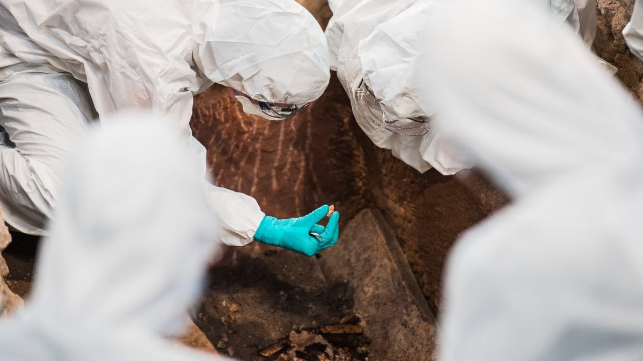 Das Forscherteam findet bei der Sarkophag-Öffnung Überreste eines Geistlichen.