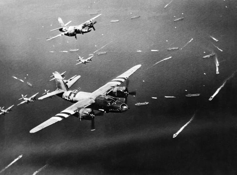 Die Flugzeuge erreichten Frankreich mitten in der Nacht. Kurz nach Mitternacht sprangen die ersten Aufklärer über der Region ab, um Landeplätze für die folgenden Fallschirmjäger zu markieren. Gleichzeitig begannen alliierte Bomber, deutsche Stellungen anzugreifen.
