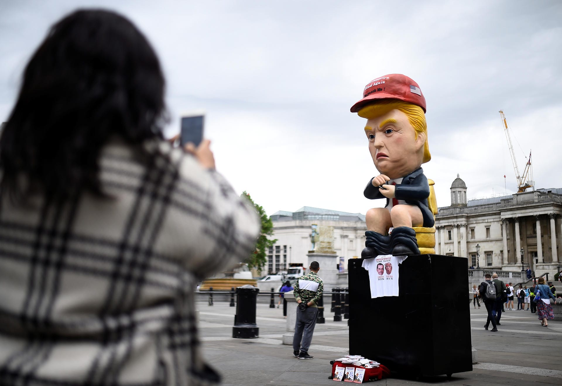 In London – hier am Trafalgar Square – versammelten sich unterdessen Demonstranten, die sich einiges haben einfallen lassen: Hier ist ein Donald-Trump-Roboter mit heruntergelassener Hose auf einer Goldtoilette sitzend zu sehen.
