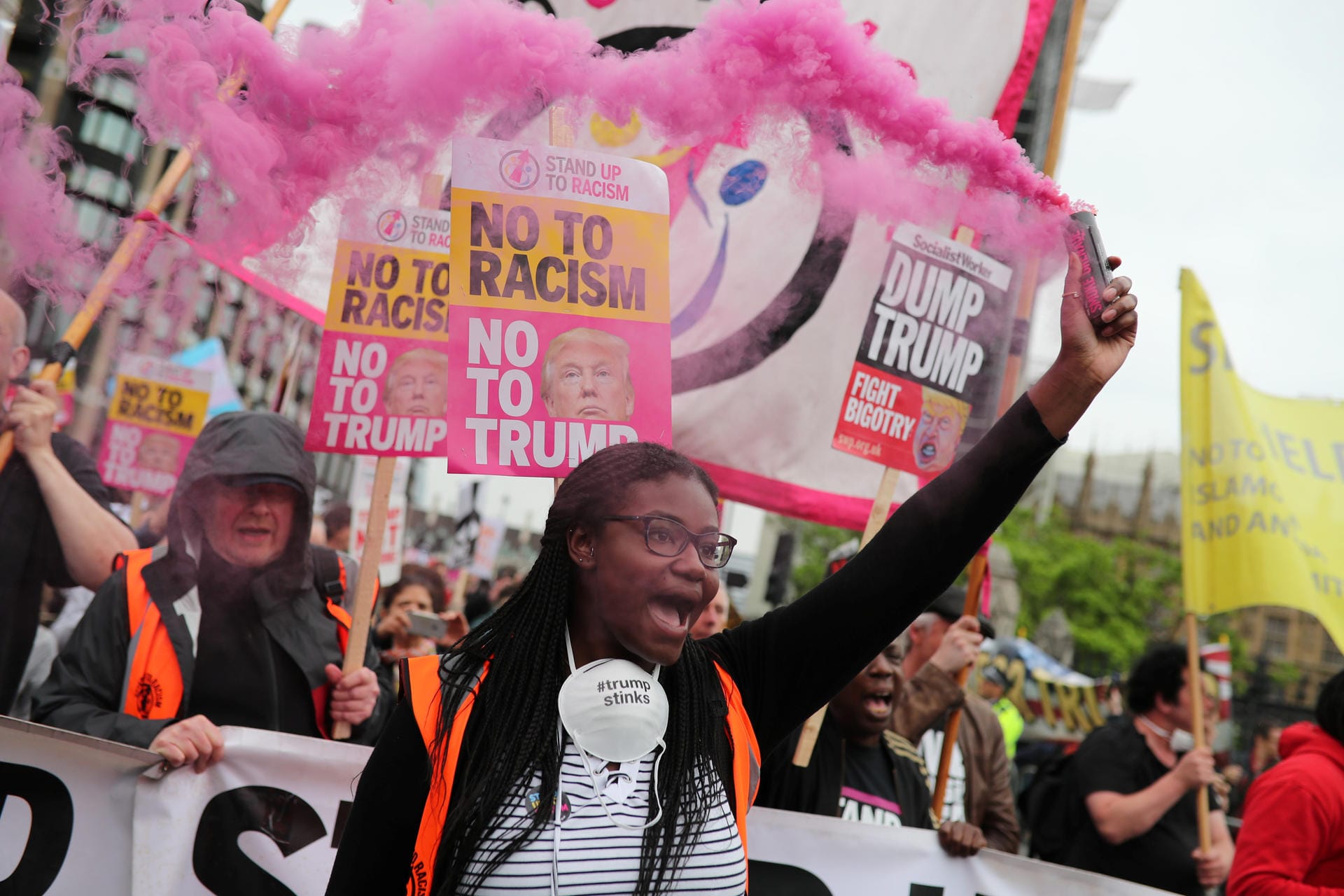 Die Demonstranten werfen Trump Sexismus und Rassismus vor.