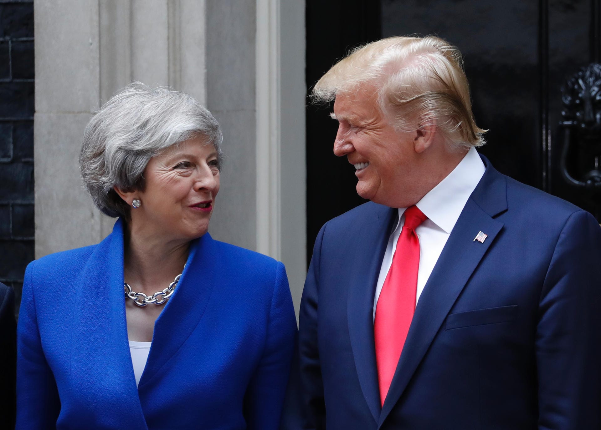 Am Dienstag traf Donald Trump dann die scheidende britische Premierministerin Theresa May. Auch wenn beide hier vergnügt aussehen: Das Treffen war von Differenzen geprägt und einen Handschlag zwischen May und Trump gab es bei der Begrüßung auch nicht.