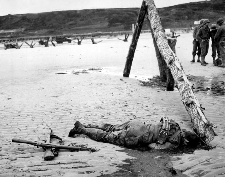 "Die Entscheidungsschlacht hat begonnen", verkündet der französische General Charles de Gaulle am Abend. 156.000 Soldaten landen am 6. Juni in der Normandie. Doch der D-Day fordert auch 11.000 Tote, Verletzte und Vermisste unter den Alliierten – einer von ihnen ist der amerikanische Soldat auf dem Foto. (Archivbild)