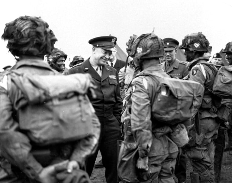 Am Abend des 5. Juni steigen die ersten britischen und US-Fallschirmjäger in die Flugzeuge. Eisenhower verabschiedet die Soldaten mit den Worten "Full Victory – Nothing Else" ("Ganzer Sieg – sonst nichts"). Um 22.15 Uhr starten die Maschinen in Richtung Frankreich. (Archivbild)