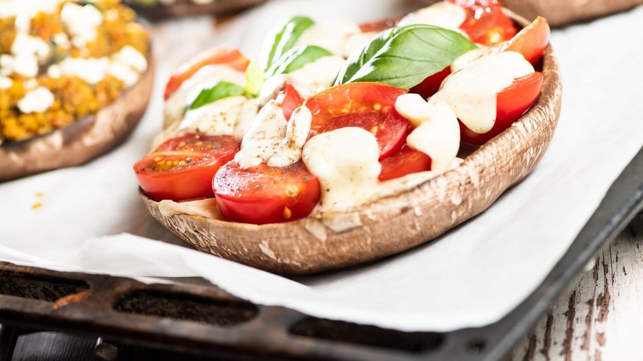 Eine Füllung aus Tomaten, Basilikum und Mozzarella gibt dem Portobello eine italienische Note. Eine Füllung aus Tomaten, Basilikum und Mozzarella gibt dem Portobello eine italienische Note.