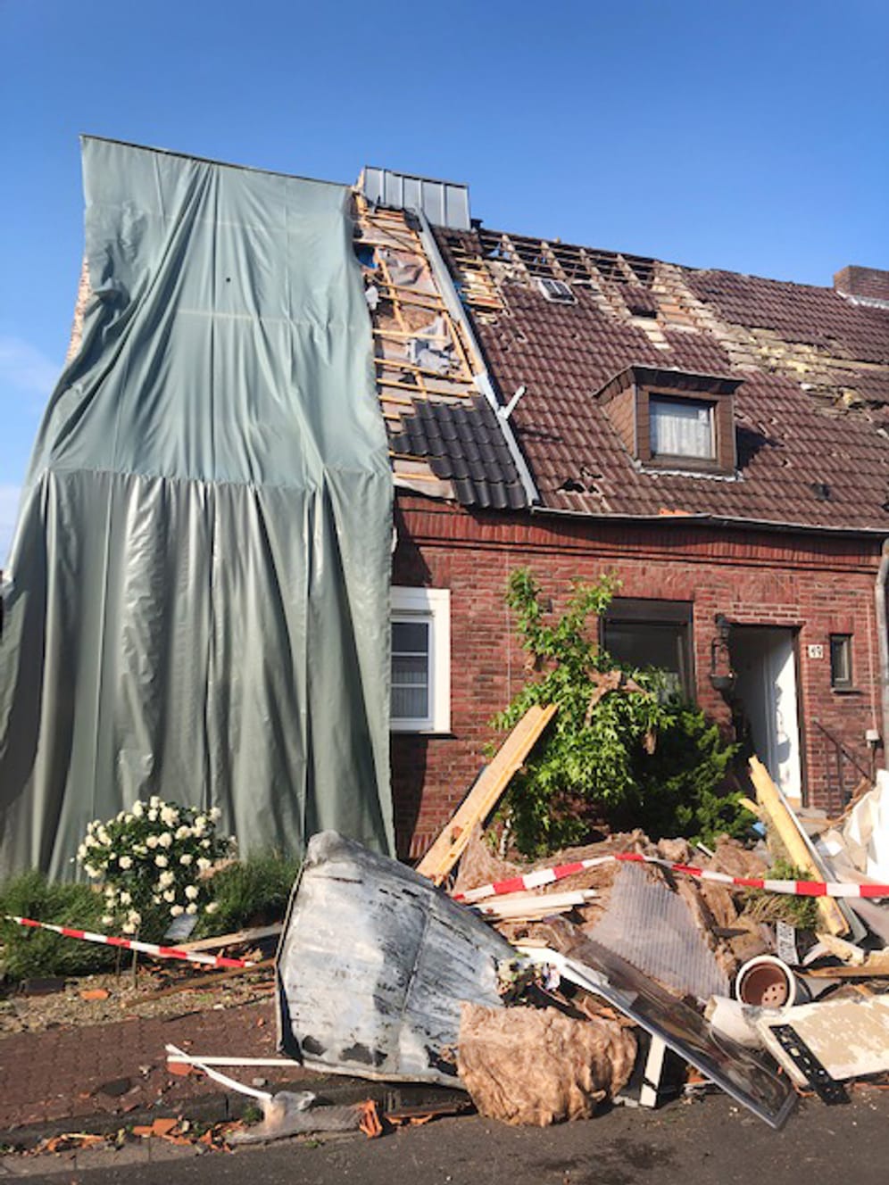 Das Dach eines Hauses wurde komplett abgedeckt.